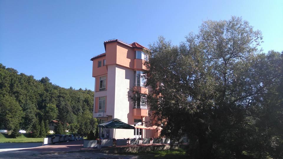 Hotel Seos Hadzici Экстерьер фото